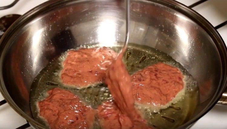 Βάζουμε τη ζύμη με ένα κουτάλι στο τηγάνι, σχηματίζοντας στρογγυλά κοτολέτα.