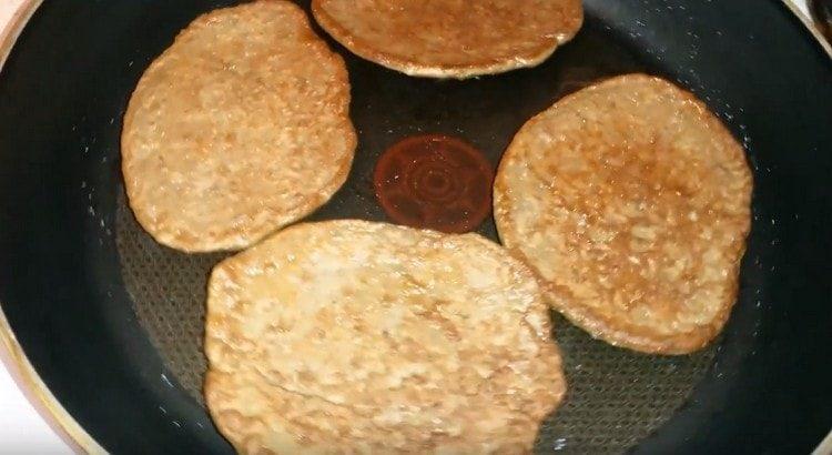 Fry ang mga pancake sa isang kawali na may langis ng gulay.