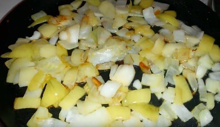 Σε μια κατσαρόλα, τηγανίζουμε ψιλοκομμένα κρεμμύδια μέχρι να χρυσή.