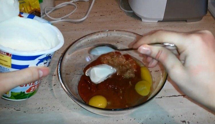 чукнете яйца в чернодробната маса, добавете заквасена сметана.