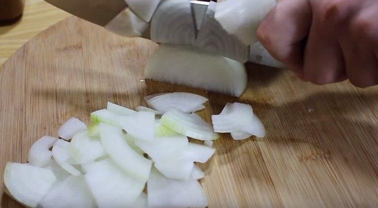 قطع البصل إلى حلقات نصف.