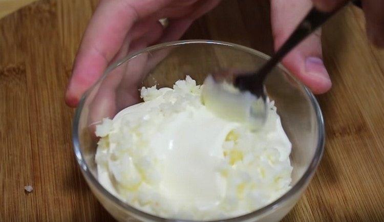 Ανακατέψτε το ψιλοκομμένο σκόρδο με μαγιονέζα.