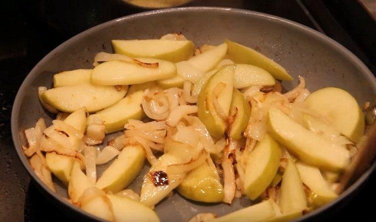 Smažte cibuli s jablky do zlaté.