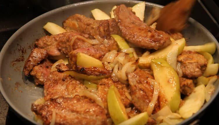 Το συκώτι βόειου κρέατος που μαγειρεύεται με κρεμμύδια και μήλα θα σας ενθουσιάσει με μια λεπτή γεύση και ευχάριστο άρωμα.
