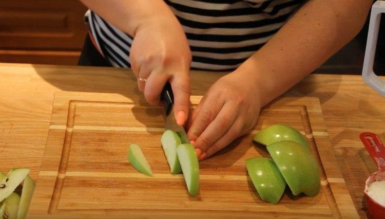 نقطع التفاح إلى شرائح صغيرة.