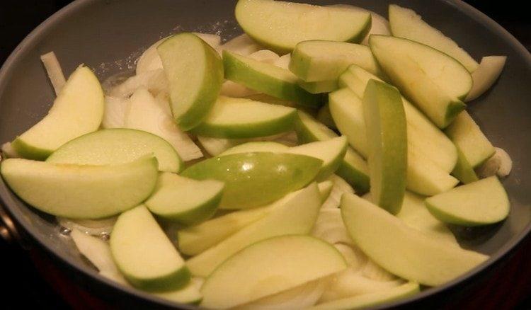 Levitä sipuli ja omenat pannulle.