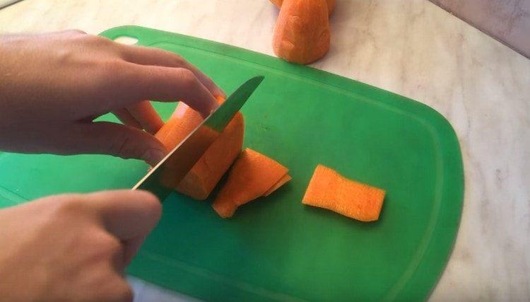 Die Karotten in Stücke schneiden.