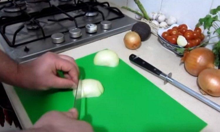 Κόψτε το κρεμμύδι.