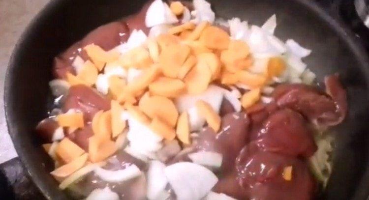 Προσθέστε καρότα και κρεμμύδια στο τηγάνι.