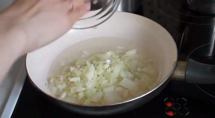Smažte cibuli v rostlinném oleji.