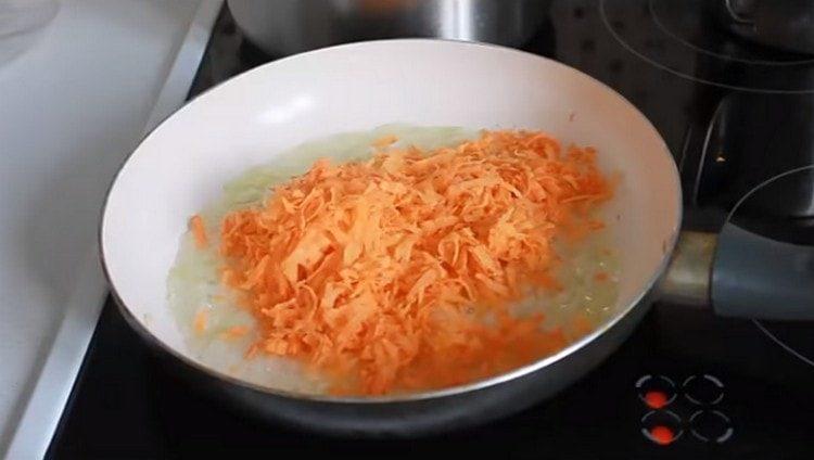 Προσθέστε τα καρότα στο τηγάνι.