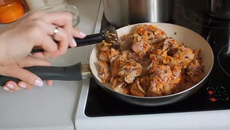 Ανακατέψτε το ήπαρ με λαχανικά.