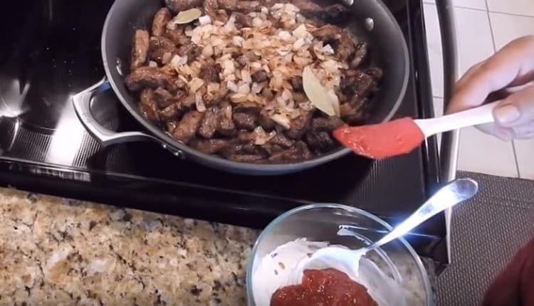 Aggiungi la foglia di alloro e prepara una salsa di panna acida e salsa di pomodoro.