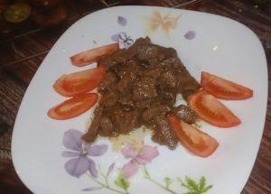 Ang pagluluto ng atay sa iyong sarili sa isang estilo ng Stroganov: isang klasikong recipe na may kulay-gatas.