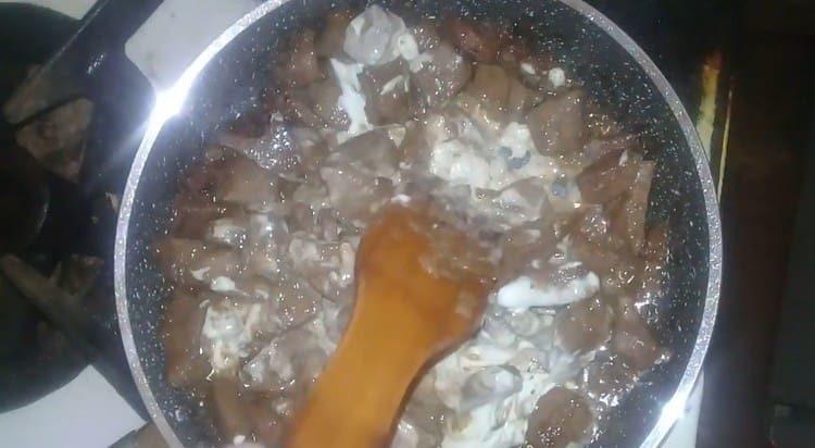 Alla fine della cottura, aggiungere la panna acida alla cipolla.