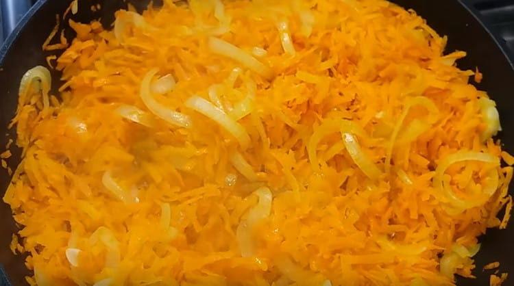 grattugiare le carote e aggiungerle alla cipolla.