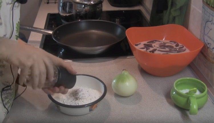 Ανακατέψτε το αλεύρι με το αλάτι και το πιπέρι.