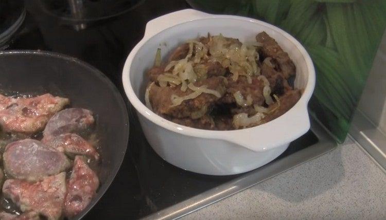 Свинският черен дроб, приготвен по тази рецепта, се поръсва с пържен лук.