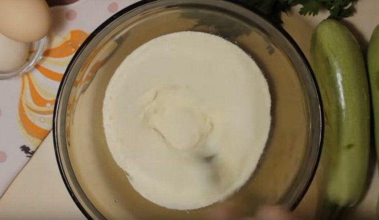 Mischen Sie Grieß mit Joghurt.