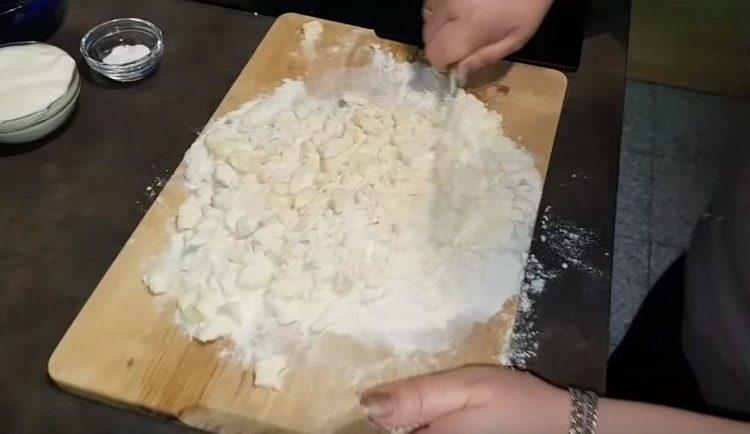 Schneiden Sie die Butter mit einem Messer in Mehl.