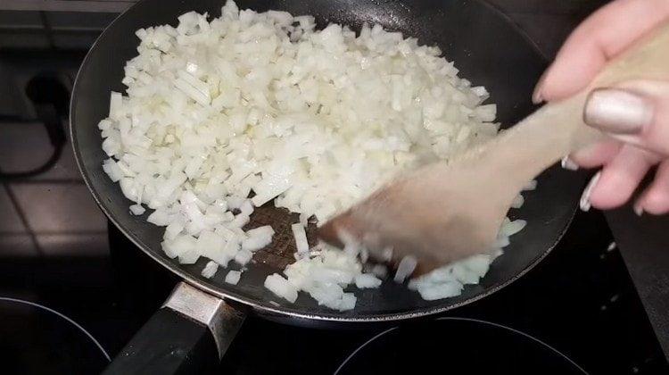 Friggere le cipolle tritate in una padella.