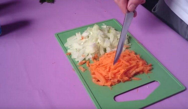 Trita le cipolle, tre carote su una grattugia.