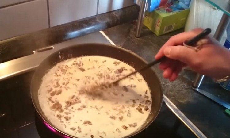 Προσθέστε κρέμα στο τηγάνι.