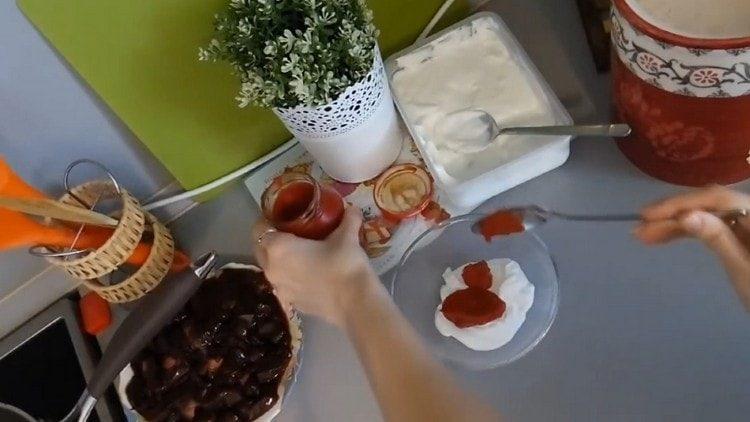 Kastikkeen valmistamiseksi sekoita smetana ja tomaattipasta.