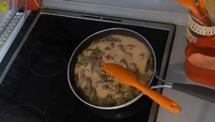 Προσθέστε το ήπαρ και τη σάλτσα στο συκώτι σε μια κατσαρόλα.