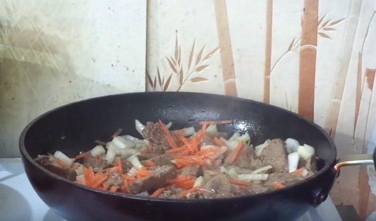 Προσθέστε τα λαχανικά στο ήπαρ σε μια κατσαρόλα.