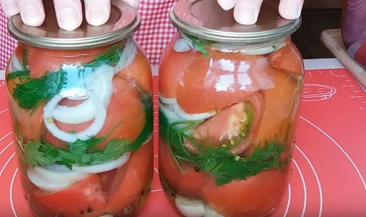 Залейте доматите с марината.