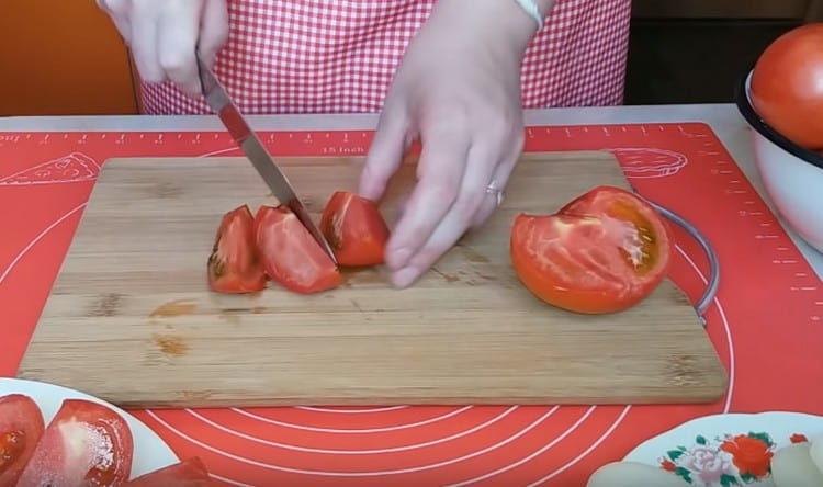 Leikkasimme tomaatit.