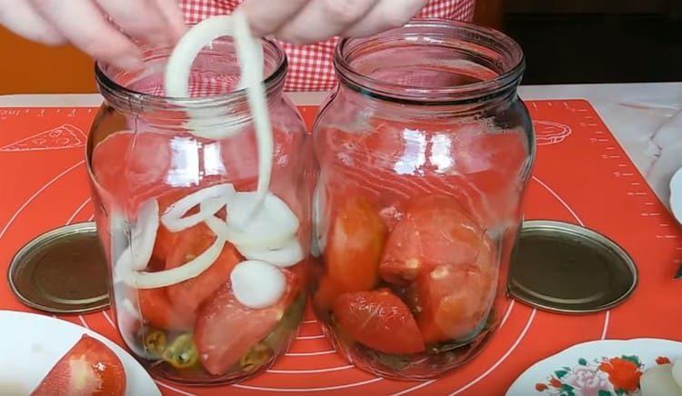 Položte vrstvy rajčat a cibule.