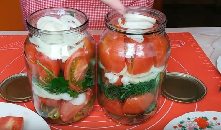 Fügen Sie Kräuter, wieder Tomaten und Zwiebeln hinzu.