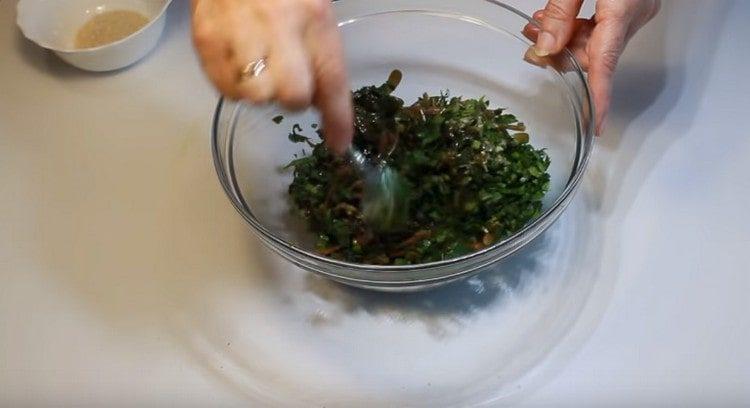 Sumaišykite salotų ingredientus, pagardinkite anksčiau paruoštu padažu.