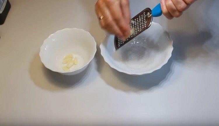 nasekejte česnek a připravte si salátový dresink.