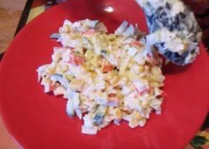 Wir bereiten einen köstlichen mageren Salat mit Krabbenstäbchen nach einem schrittweisen Rezept mit einem Foto zu.