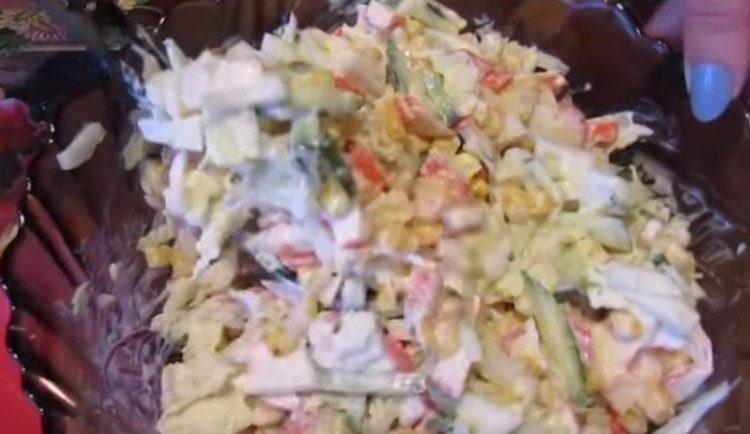 köstlicher magerer Salat mit Krabbenstangen ist fertig.