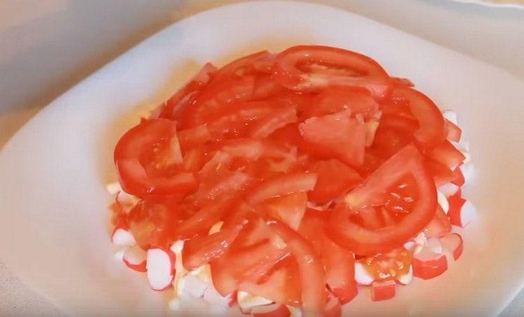 sudėti pomidorų griežinėlius.
