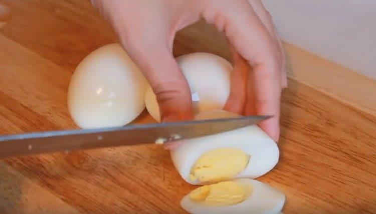 Das Ei in dünne Scheiben schneiden.