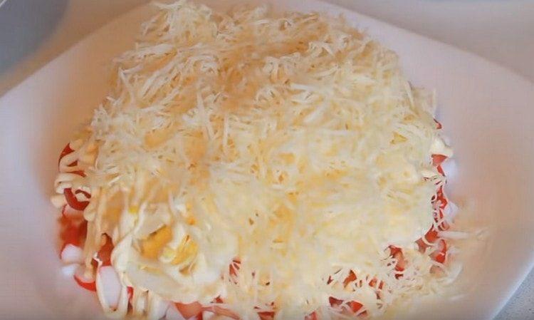 απλώστε το τριμμένο τυρί στην κορυφή.