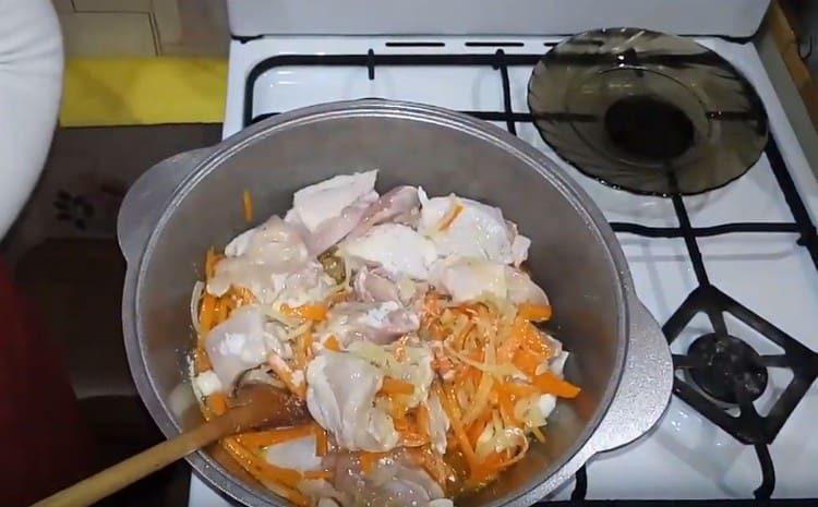 Προσθέστε κοτόπουλο σε λαχανικά.