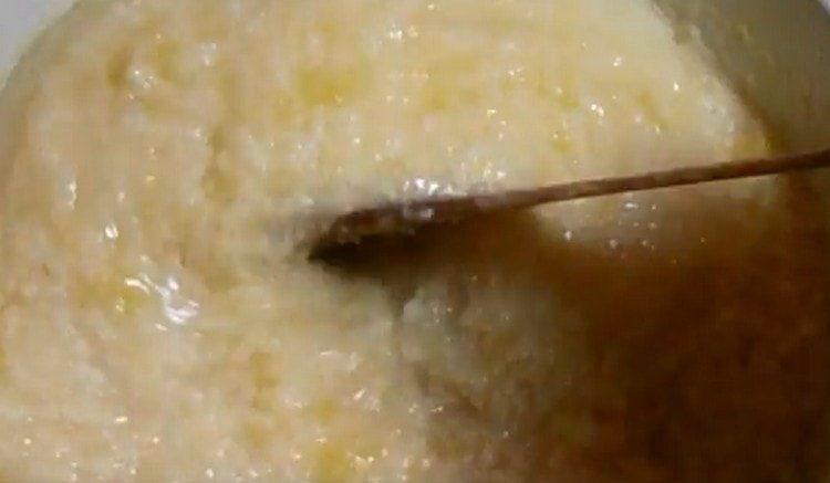 Durante la cottura, mescolare periodicamente il porridge.