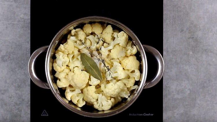 βάλτε το λάχανο σε μια κατσαρόλα, προσθέστε αλάτι, φύλλα δάφνης, θυμάρι.