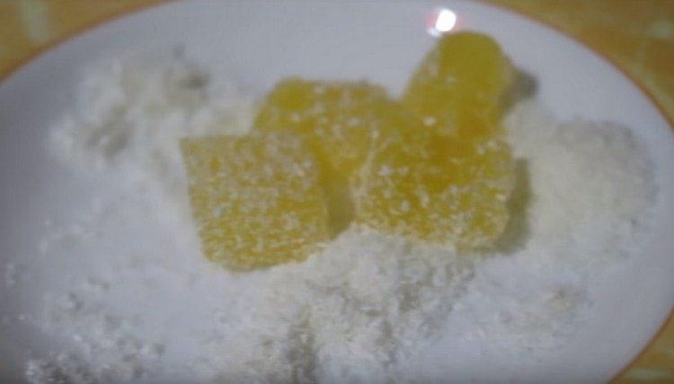 парчета турска наслада се търкалят в захар за глазура или кокос.