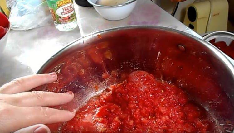 Преминаваме доматите през месомелачката.