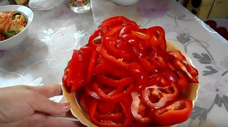 Γλυκό πιπέρι κομμένο σε λωρίδες.