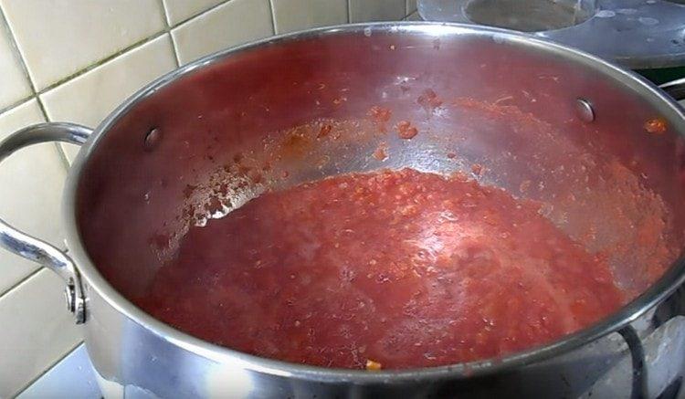 5 minut vařit rajčatovou hmotu.