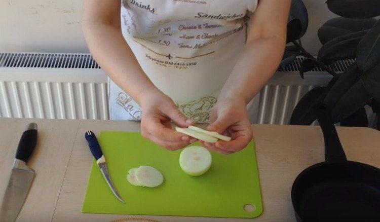 Κόψτε το κρεμμύδι σε δαχτυλίδια.