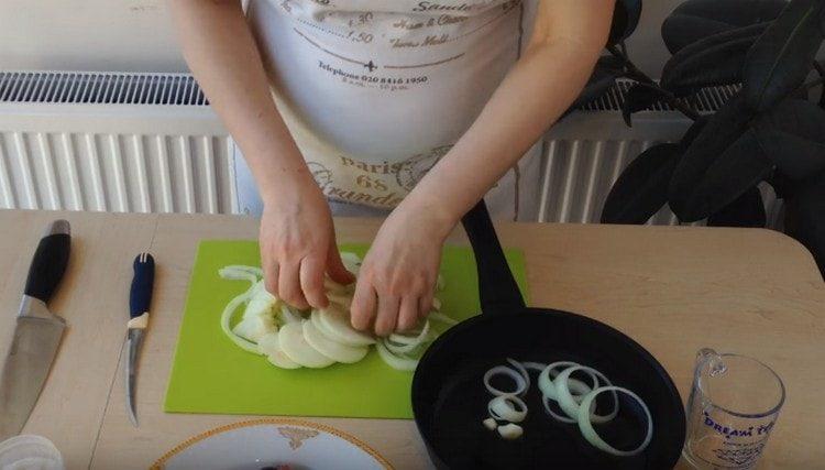 Separare gli anelli di cipolla e metterli in una padella con olio vegetale.